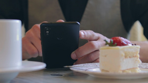 咖啡间使用智能手机的客户24秒视频
