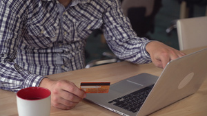 男人使用信用卡进行在线购物18秒视频