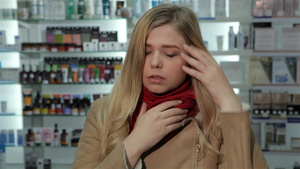 女人来药店时喉咙痛9秒视频