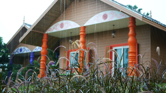 4千段雨季从屋顶淋雨的画面在房子外面笑声视频