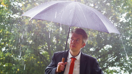 天主教商人躲在雨伞下躲避雨雨下的雨伞下视频