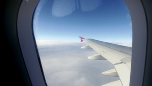 乘客第一视角从空中飞过云端的飞机窗外看望着18秒视频
