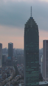 航拍城市风光夕阳落日天空地标商业中心金融街交通车流素材武汉城市视频