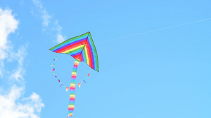 蓝天飞着彩虹风筝7秒视频