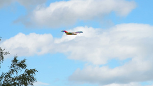 彩虹风筝在天上飞翔10秒视频