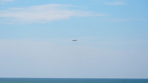 飞机从海洋上空接近30秒视频