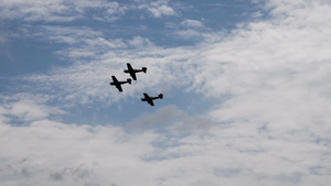 三架逆向飞机在阴云的天空中飞行24秒视频