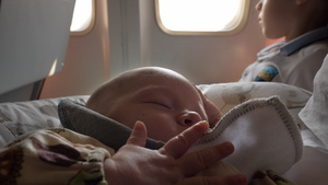 婴儿在飞行途中正在睡觉14秒视频