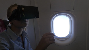 在飞机上用Vr头盔的女人33秒视频