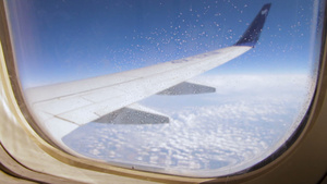 冷冻冷凝冰晶体在飞机的窗口上机翼在后侧29秒视频