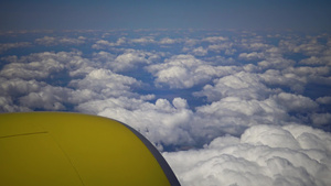 从飞机窗口的云彩有云和飞机机翼的天空景观20秒视频