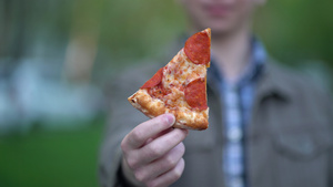 青少年向摄影机展示了一块比萨饼11秒视频