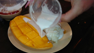 甜芒果加米饭和椰子牛奶9秒视频