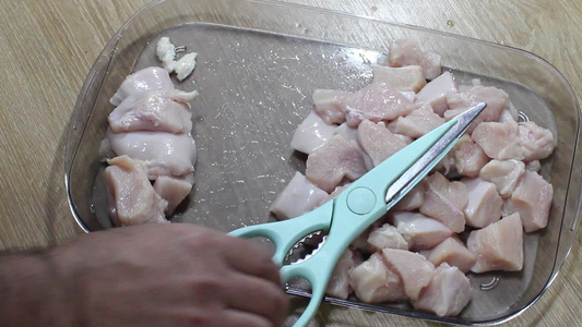 将鸡胸切成碎片用锋利的肉剪刀切碎视频
