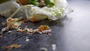 妇女手用蔬菜废料中的清洁厨房食物废弃食品在厨房板上14秒视频