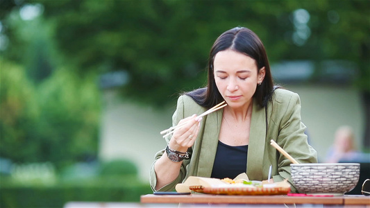 吃东西的年轻女人在街上抢走面条视频