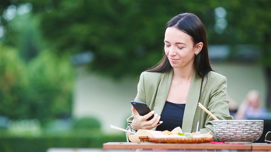 吃东西的年轻女人在街上抢走面条视频