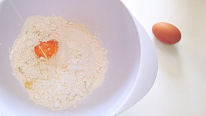 鸡蛋掉进一碗面粉里8秒视频