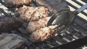 烤炉上的肉饭慢动作28秒视频