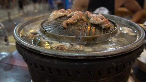 烹饪海鲜的过程在烤牛肉上14秒视频