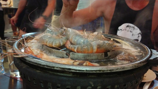 烹饪海鲜的过程在烤牛肉上视频
