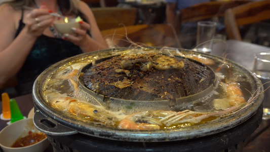 烹饪海鲜的过程在烤牛肉上视频