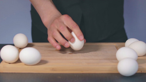 厨师在剥白鸡蛋15秒视频