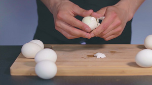 厨师在剥白鸡蛋15秒视频