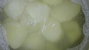 马铃薯煮在酱锅里14秒视频