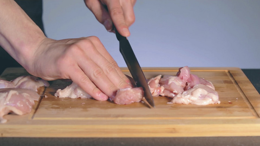 厨师切新鲜鸡片视频