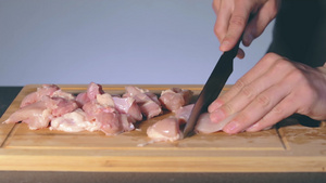 厨师切新鲜鸡片36秒视频