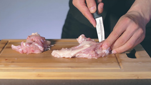 厨师切新鲜鸡片51秒视频