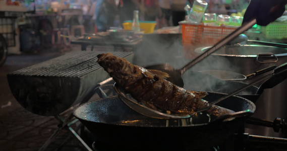 在泰国Bangkok的街头餐厅做饭视频