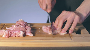 厨师切新鲜鸡片20秒视频