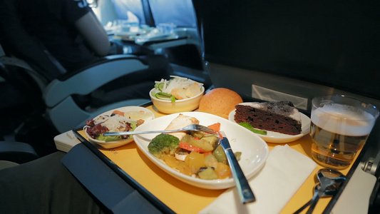 食品在餐桌上头等舱飞机上供食视频