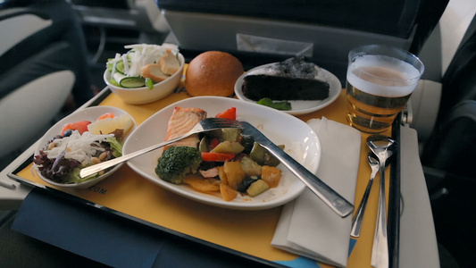 飞机上的食物托盘视频