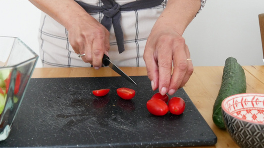 女性用手切蔬菜做素食沙拉视频