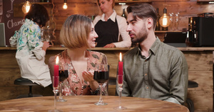 小餐馆庆祝结婚纪念日的年轻夫妇21秒视频