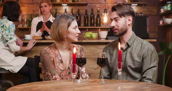一个年轻男人和一个女人在约会喝着酒大笑视频