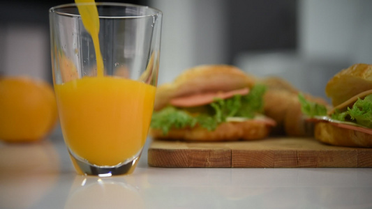 汤橙汁加三明治早餐吃早饭视频