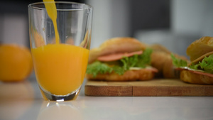 汤橙汁加三明治早餐吃早饭7秒视频