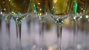 派对上盛满香槟或白酒的红酒6秒视频