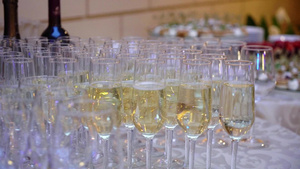 派对上盛满香槟或白酒的红酒9秒视频