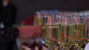 派对上盛满香槟或白酒的红酒12秒视频