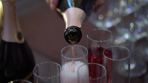 在派对上喝香槟和杯子酒酒精饮料和饮料9秒视频