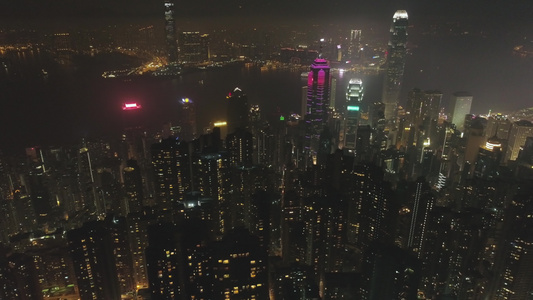 香港天际线和维多利亚港在晚上鸟瞰图无人机侧身飞行相机视频