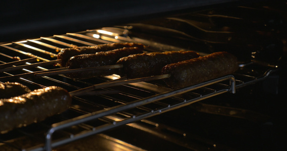 烤炉中烧烤的烤香肠视频