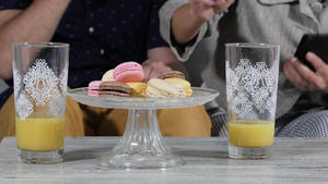 成年夫妇吃马卡龙喝橙汁35秒视频