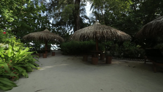 岛上的面孔里有一条小条带家具和阳伞的小酒吧视频