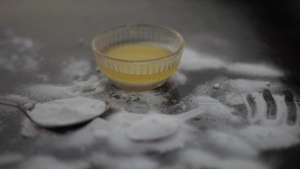 玻璃碗中苏打汽粉和蜂蜜8秒视频